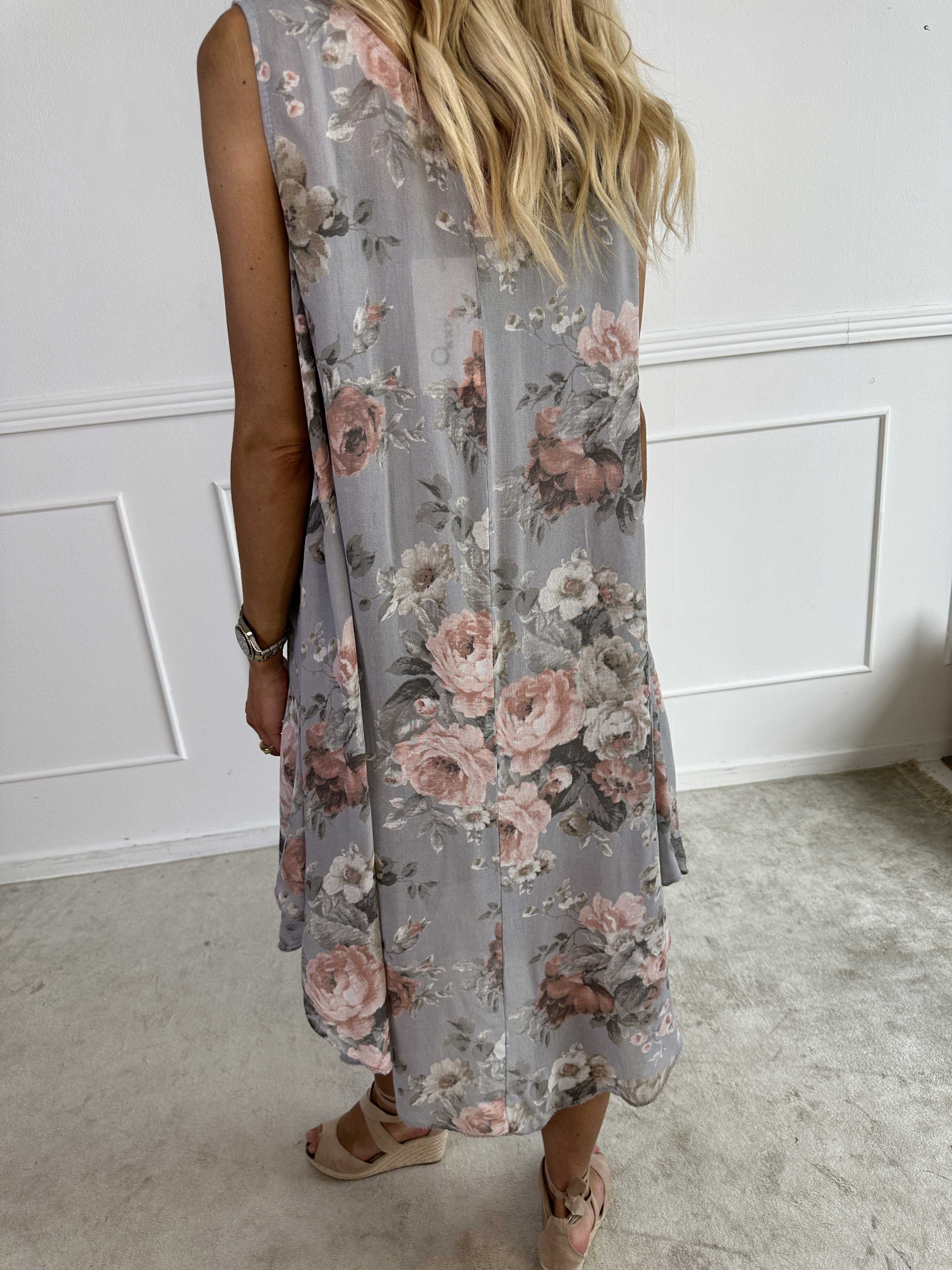 Pandoa – Söt klänning i viskos med blommönster