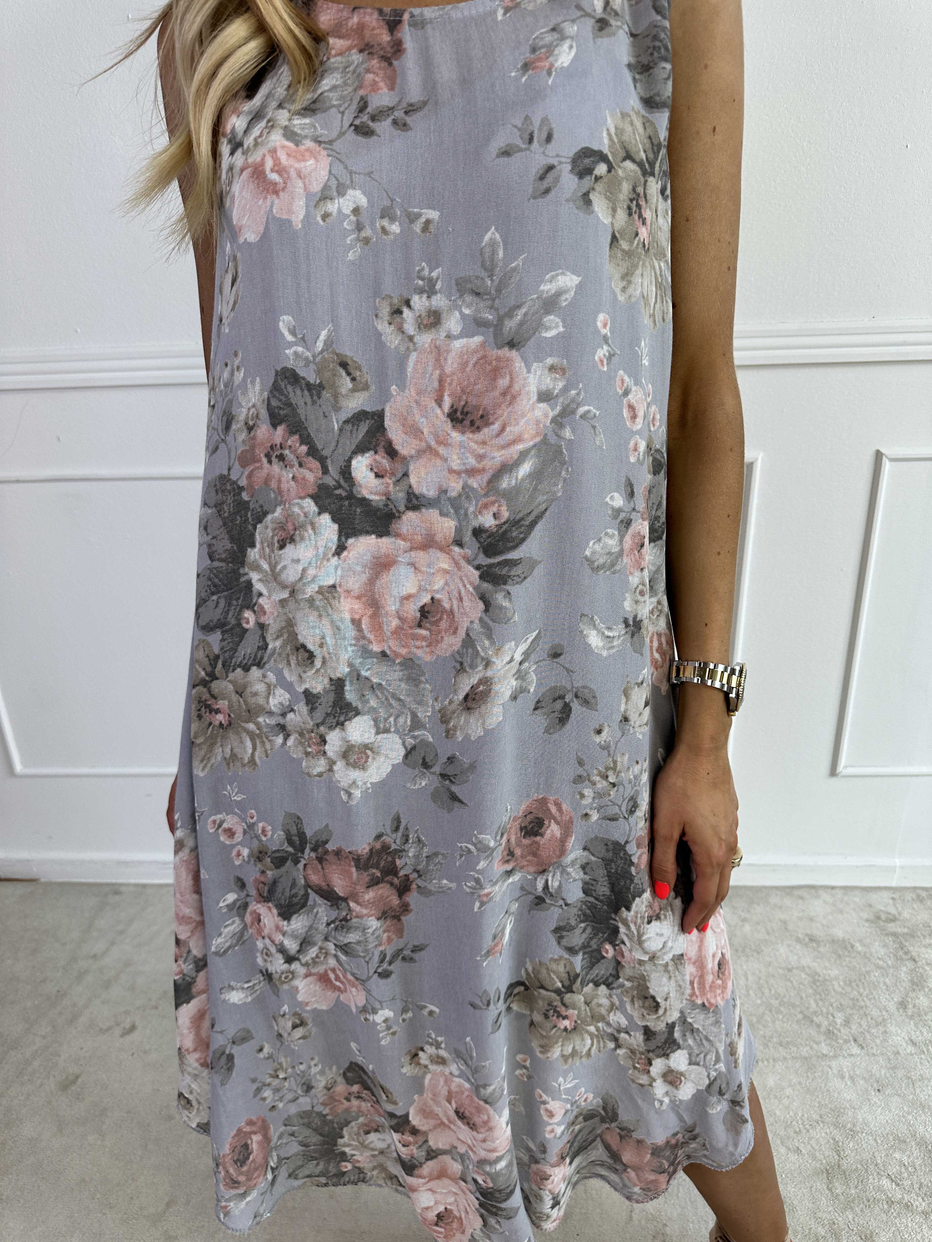 Pandoa – Söt klänning i viskos med blommönster